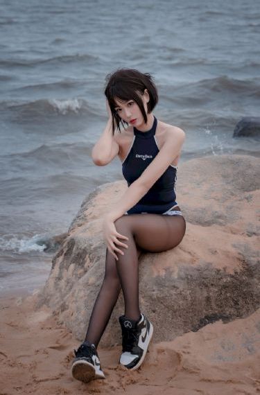 伸进泳衣揉捏她的乳尖_高清迅雷电影在线